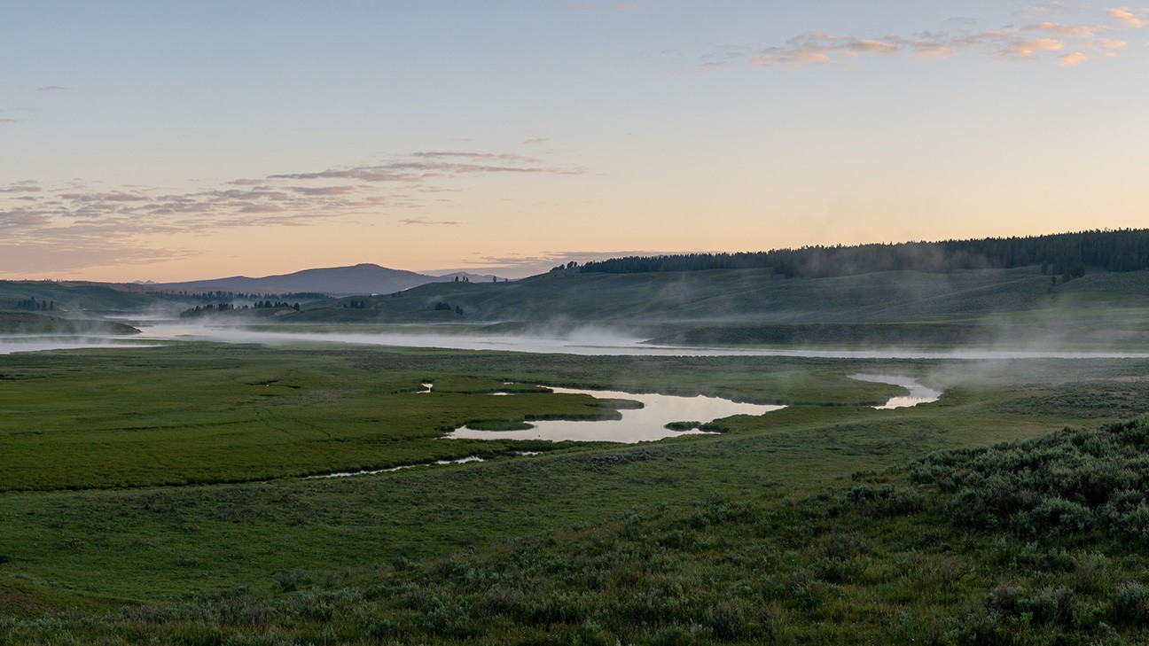 Best Hikes in Yellowstone National Park: Top Trails fi